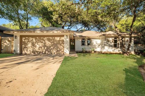 902 Acorn Oaks Dr, Austin TX  78745-5541 exterior