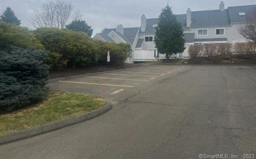 95 Country Pl, Huntington CT  06484-3862 exterior