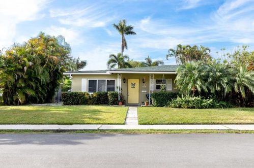 106 2nd Pl, Dania Beach, FL 33004-2825