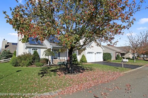 11 Carriage Rd, Lakehurst, NJ 08759-5156