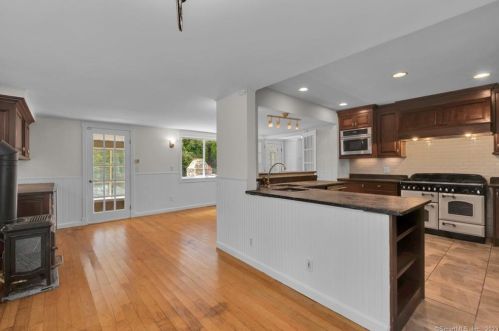 27 Park St, Ellington, CT 06029-3345