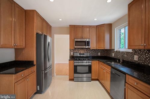 6812 Landor Ln, Springfield VA  22152-3333 exterior