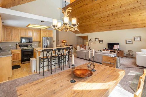 13848 Copenhagen Dr, Truckee CA  96161-6626 exterior