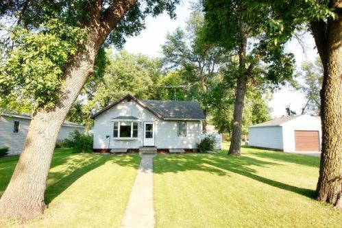 241 4th Ave, Casselton, ND 58012-3217