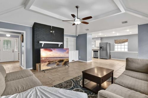 403 Pebblebrook Dr, Taylor Lake Village TX  77586-6012 exterior