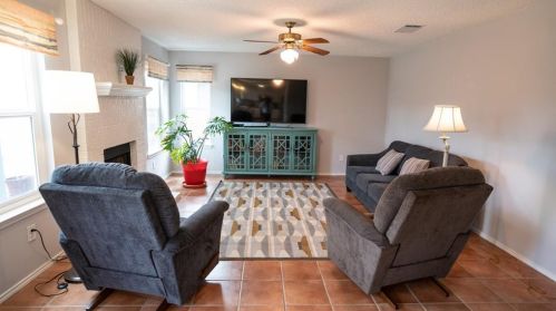 8113 Doe Mdw Dr, Austin TX  78749-2866 exterior