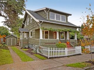 3724 Cora St, Portland, OR 97202-3238