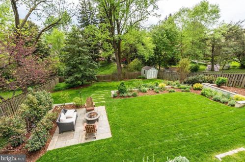 3910 Dresden St, Kensington, MD 20895-3810