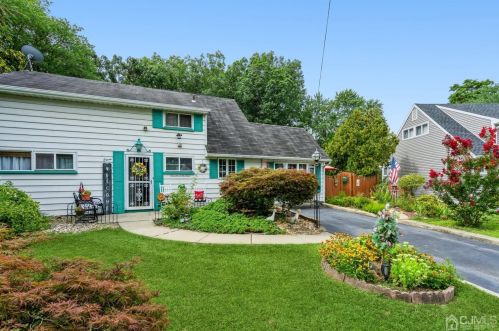 11 Grove Ln, Old Bridge, NJ 08857-1438