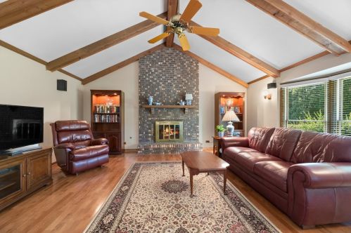 1182 Redfield Rd, Naperville, IL 60563-2124