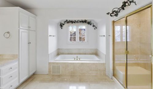 1 Clubside Ct, Willowbrook IL  60527-8129 exterior