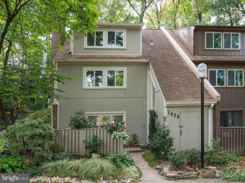 1438 Greenmont Ct, Herndon, VA 20190-4044