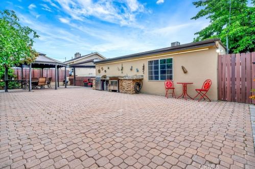 3719 Fairesta St, Glendale CA 91214-1718 exterior