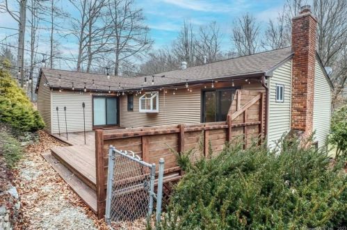 78 Longfellow Rd, Huntington CT  06484-1623 exterior