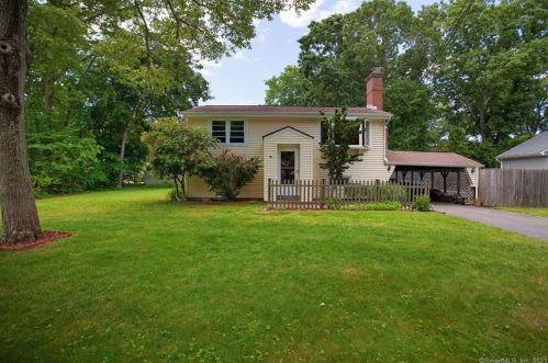 46 Oakwood Rd, Niantic, CT 06357-2025