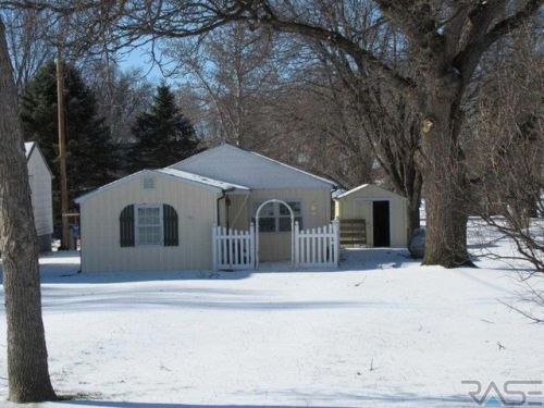 304 3rd St, Hills, MN 56138-1091