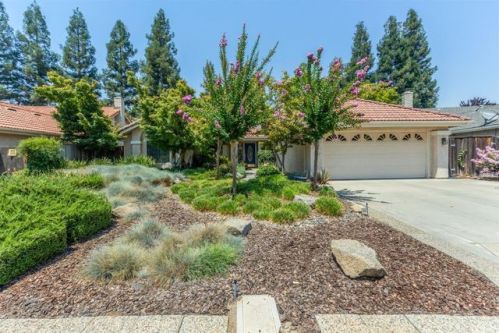 10695 Coronado Cir, Fresno, CA 93730-0738