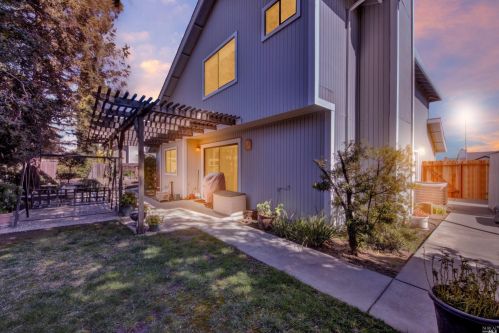 549 Amanda Ct, Vacaville, CA 95687-6678