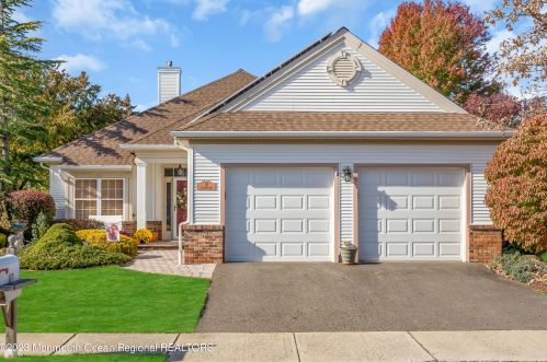 15 Eleanor Rd, Lakehurst, NJ 08759-6145