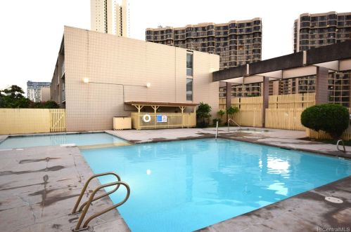 5065 Likini St, Honolulu HI  96818-2368 exterior