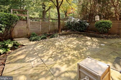 1682 Chimney House Rd, Herndon, VA 20190-4302