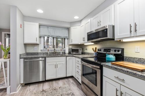 3 Brookside Dr, Stratham, NH 03885-2129