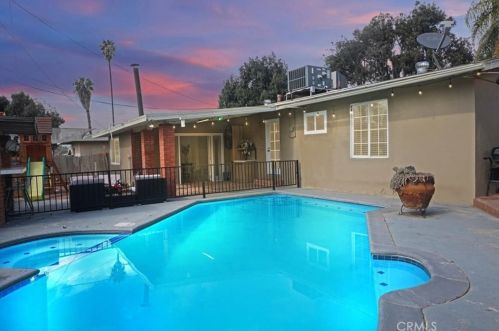 718 Coronado Dr, Redlands, CA 92374-6226
