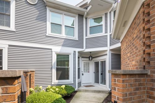 1124 Tennyson Ln, Naperville, IL 60540-0329
