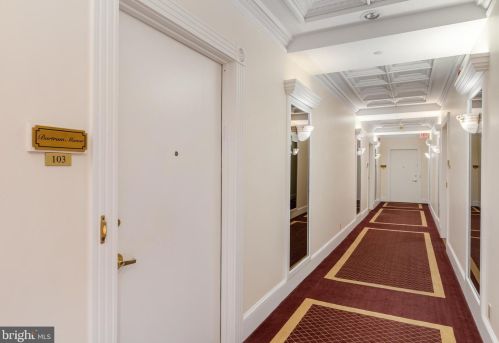 211 4th St, Philadelphia PA  19106-1801 exterior