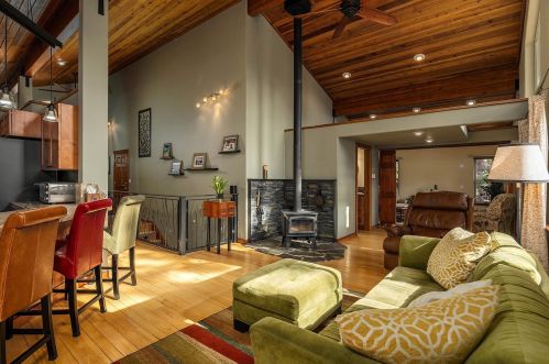 12095 Rainbow Dr, Truckee CA  96161-2732 exterior