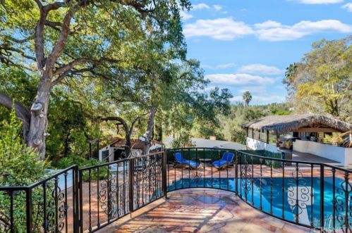 1664 Las Flores Dr, Glendale CA  91207-1200 exterior