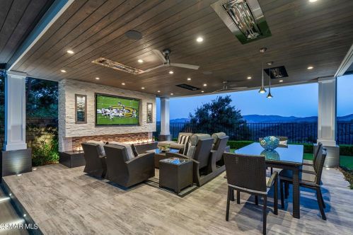 6002 Caledonia Ct, Calabasas, CA 91377-5839