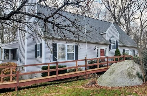 28 Peach Tree Hill Ave, Gales Ferry, CT 06339-1650