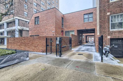 3631 Pine Grove Ave, Chicago, IL 60613-4533