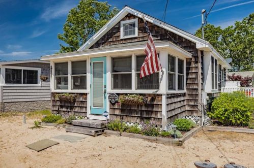 39 End Dr, Lyme, CT 06371-2025