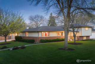 3001 Peachgate Ln, Glenview, IL 60026-2615