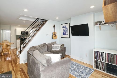 2517 Gordon St, Philadelphia, PA 19132-4218