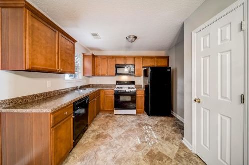796 Edenberry Ln, Lithonia, GA 30058-2940