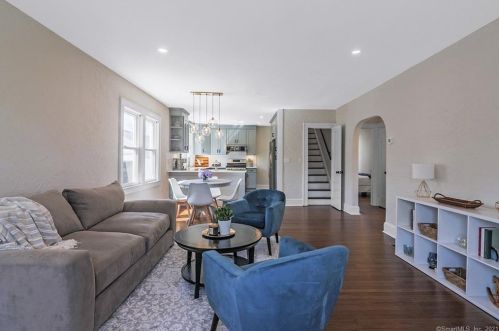 14 Elton Ct, Norwalk CT  06851-4830 exterior