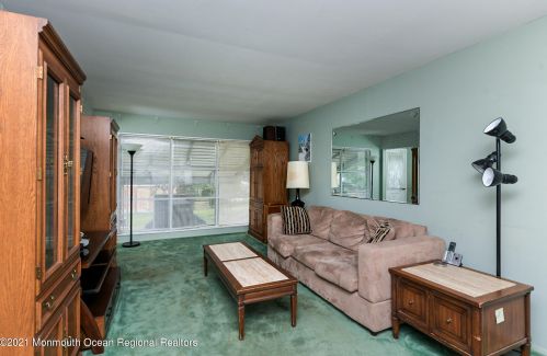 21 Annapolis Dr, Hazlet, NJ 07730-2301