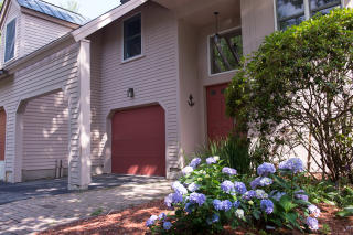 17 Goldfinch Ln, Nashua, NH 03062-2243
