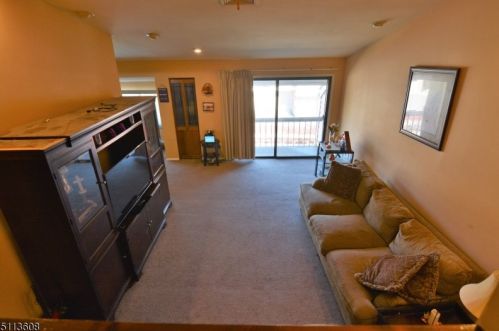 96 Overlook Dr, Clinton, NJ 08809-1133