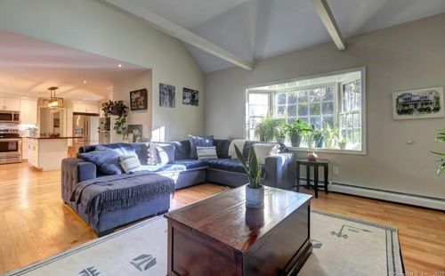 8 Captains Watch, Huntington CT  06484-5914 exterior