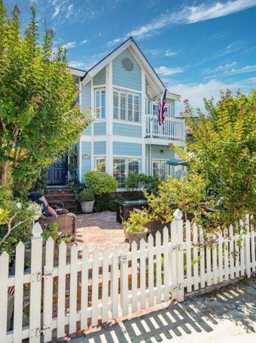 400 10th St, Manhattan Beach, CA 90266-5410