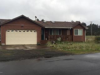 1515 Oceania Dr, Waldport, OR 97394-9528