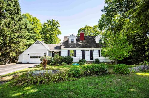 17 Crescent St, Derry, NH 03038-1805