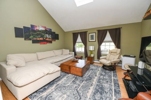 2 Karen Ln, Londonderry, NH 03053-3550