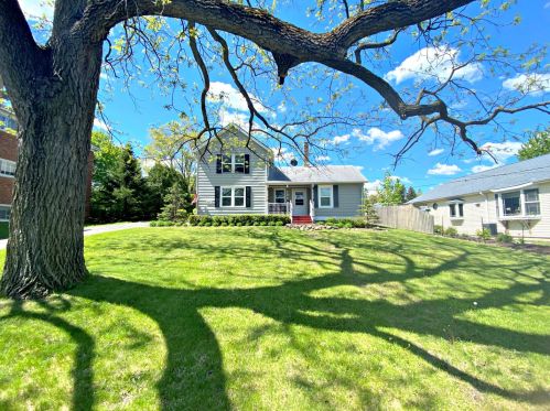 474 Lake Ave, Bull Valley, IL 60014-5716