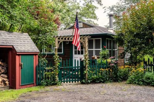 447 Shewville Rd, Gales Ferry, CT 06339-2018