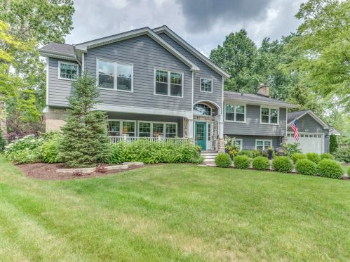 215 Sandalwood Dr, Naperville, IL 60540-7330